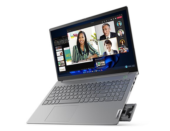 Ekranında konferans uygulaması bulunan ve Versa Bay açık olan bir Lenovo ThinkBook 15 Gen 4  Intel  dizüstü bilgisayarın sağ üst açıdan görünümü