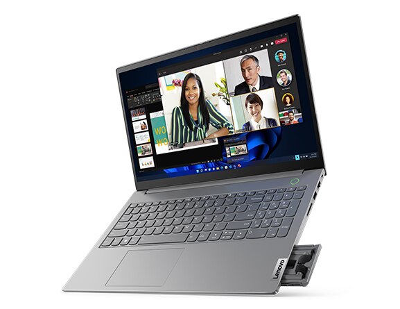 Ekrannda konferans uygulamas bulunan ve Versa Bay açk olan bir Lenovo ThinkBook 15 Gen 4  Intel  dizüstü bilgisayarn sa üst açdan görünümü