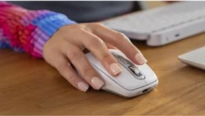 MX Anywhere 3S mouse ile kaydrma yapan bir el