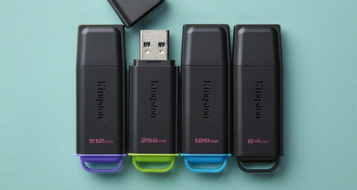 Kapasite göre birden fazla renkte dört DataTraveler Exodia USB flash sürücüsü.