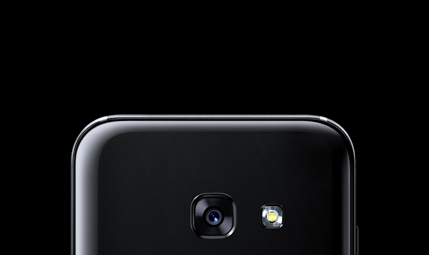 Galaxy A3 (2017) arka kamerasının yakın çekimi.
