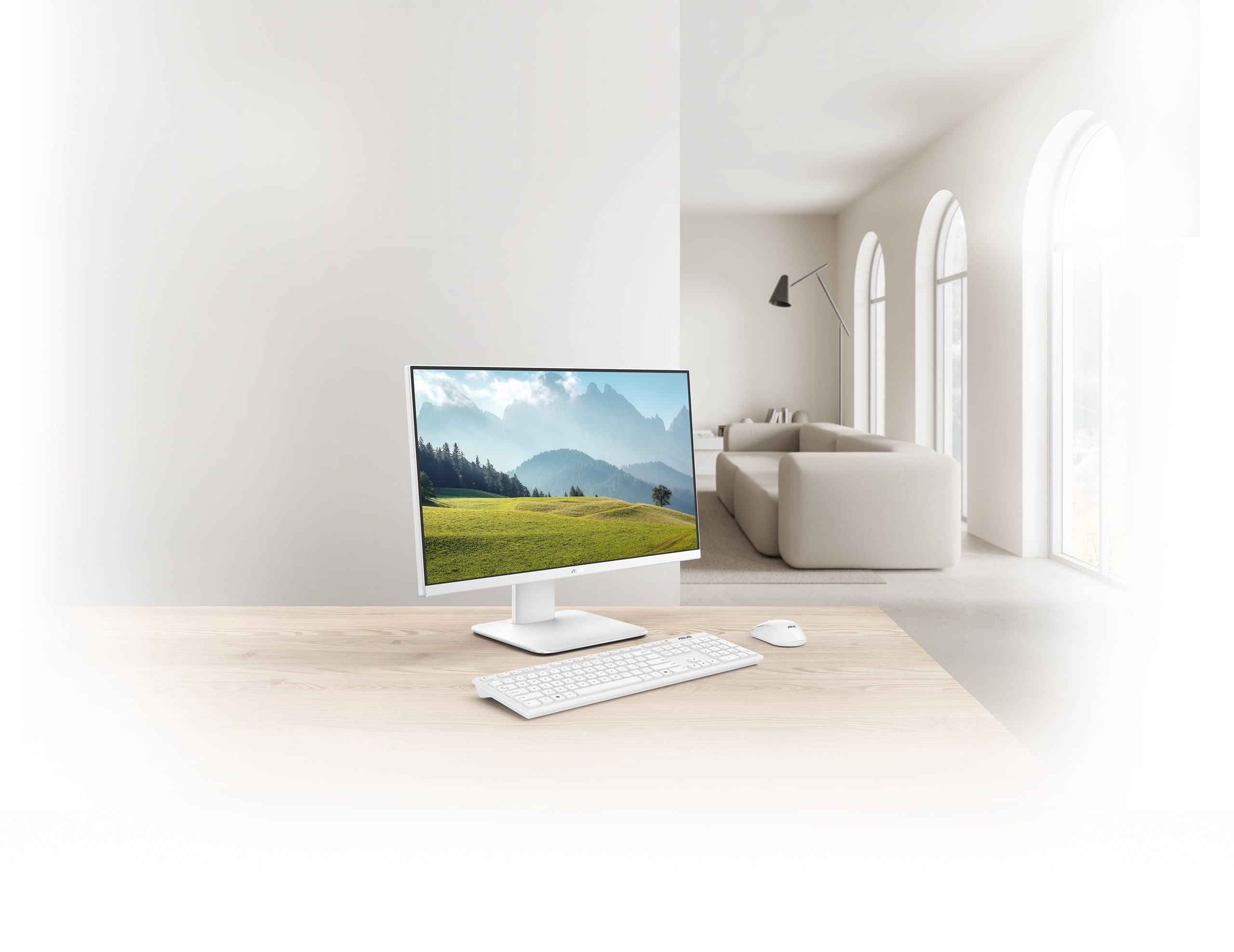 Arka planda oturma odasının yer aldığı ahşap masanın üzerinde, klavye ve fare eşliğinde bir ASUS V400 AiO görülüyor.