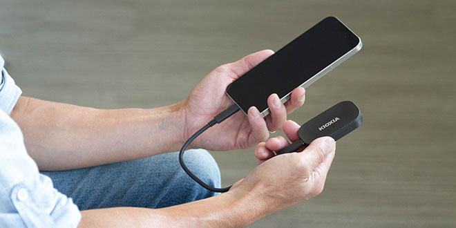 EXCERIA PLUS G2 Taşınabilir SSD'yi tutan adam bir akıllı telefona bağlı